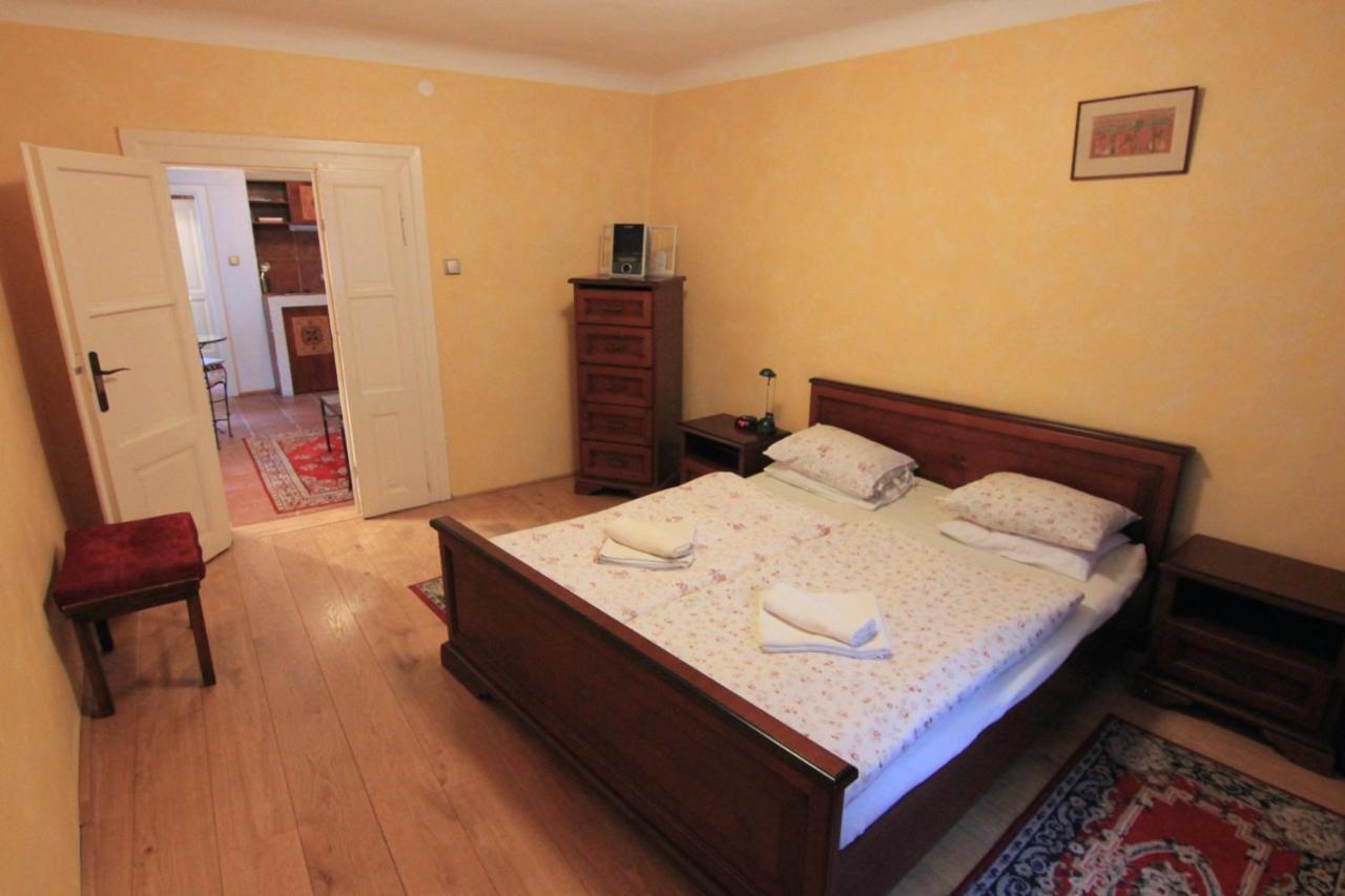 Cool 1 Bedroom Prokopska In Mala Strana Praha